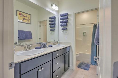 ein Badezimmer mit zwei Waschbecken, einem Spiegel und einer Badewanne in der Unterkunft Air Racing Decor, Hot Tub Sparks Home! in Sparks