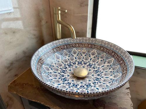 a glass sink with a faucet on a table at Gleis 1, Eisenbahn Waggon mit Whirlpool und Ofen in Dahlem
