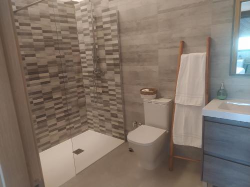 La salle de bains est pourvue d'une douche, de toilettes et d'un lavabo. dans l'établissement Cal Mistero, à Useras