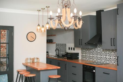 A kitchen or kitchenette at Cape Town - Bo Kaap- 2 Bedroom Cozy Apartment