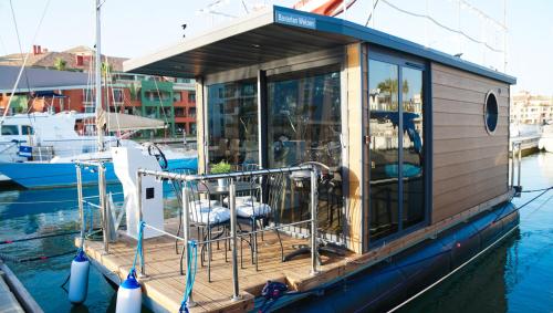 un pequeño barco está atracado en el agua en La Maison Bateau Sotogrande, en San Roque