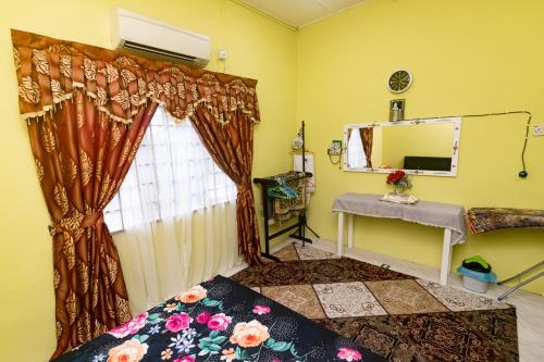 Ένα ή περισσότερα κρεβάτια σε δωμάτιο στο Tamu Nor Homestay Kuantan