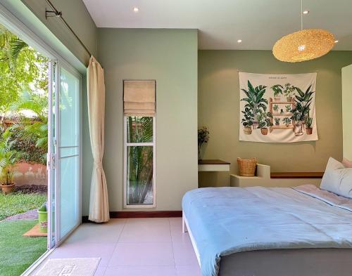Ban Huai SieoにあるHugo Villa (3-Bedroom Pool villa + Rooftop)のベッドと大きな窓のある寝室