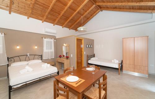 ANEMI APARTMENTs في فينيكونتا: غرفة معيشة بسريرين وطاولة