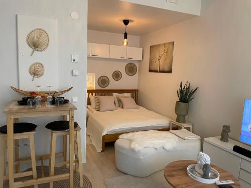 - une chambre avec un lit, une table, un lit et une télévision dans l'établissement Immaculate 1-Bed Apartment in Tampere, à Tampere