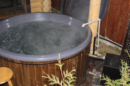 a large tub filled with water in a yard at Айворі Хаус in Mykulychyn