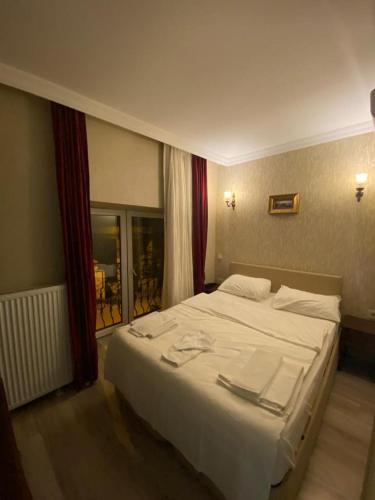 Tempat tidur dalam kamar di pelit hotel