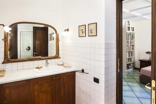 Naples Center Apartment tesisinde bir banyo