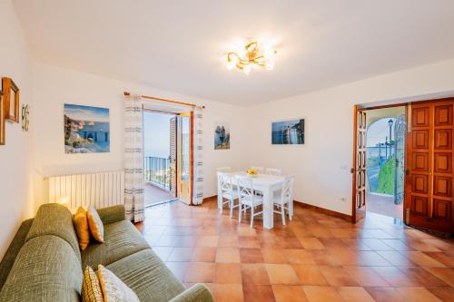 a living room with a couch and a table at Appartamento Elisa in Villa Laura in Scala