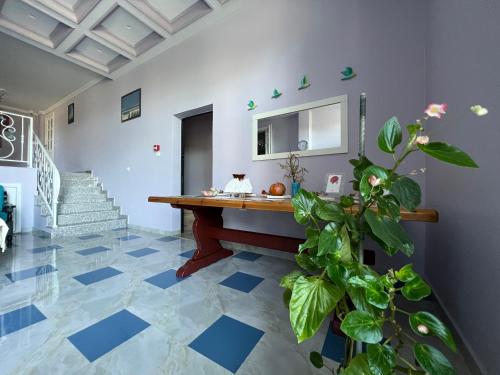 un salon avec une table et une plante dans l'établissement Villa Luiss Panorama, à Durrës