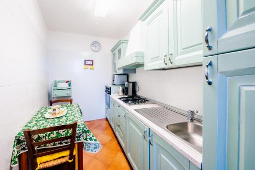 a small kitchen with a sink and a table at Appartamento Elisa in Villa Laura in Scala
