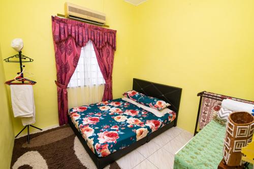 Ένα ή περισσότερα κρεβάτια σε δωμάτιο στο Tamu Nor Homestay Kuantan