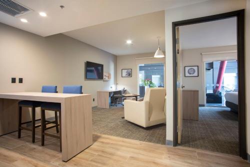 Телевизор и/или развлекательный центр в Candlewood Suites - Guadalajara Galerias by IHG