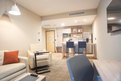 Кухня или мини-кухня в Candlewood Suites - Guadalajara Galerias by IHG
