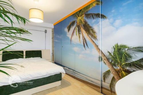 1 dormitorio con un mural de una palmera en Apartament luxos în Onești, en Onești
