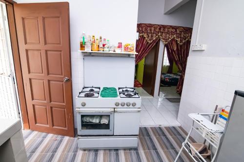 Kuchyň nebo kuchyňský kout v ubytování Tamu Nor Homestay Kuantan