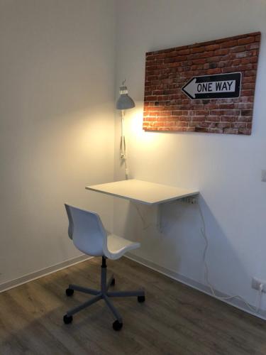 einen weißen Schreibtisch mit einem Einbahnschild an der Wand in der Unterkunft appartmentslapiazzetta - n.4 in Sesto Calende