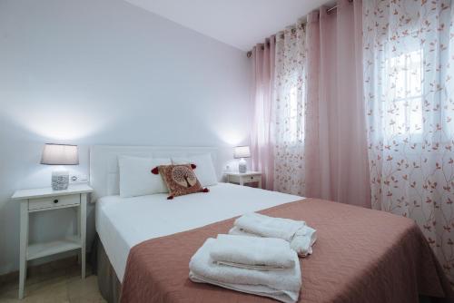 1 dormitorio con 1 cama con toallas en SBH1 Beautiful 1 bedroom apartment in city center, en Sevilla