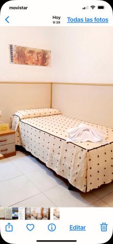 Ένα ή περισσότερα κρεβάτια σε δωμάτιο στο Hostal Alhambra Tarragona
