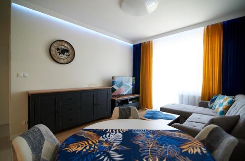 uma sala de estar com uma cama e um sofá em Apartament z ogródkiem em Uniejow