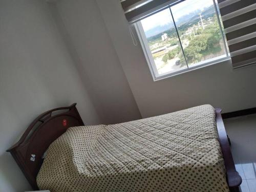 a bedroom with a bed and a window at Hermoso Departamento - Zona Miraflores in Tarija