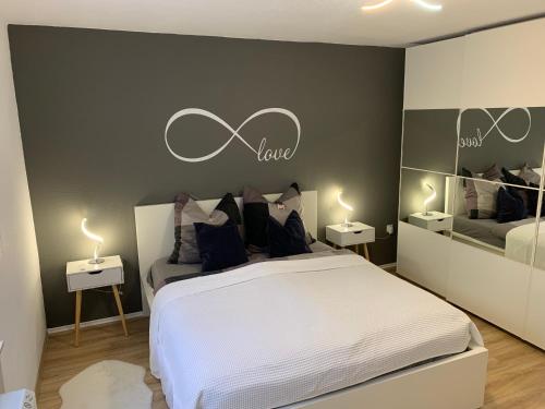 1 dormitorio con 1 cama y 2 mesas con lámparas en Infinity Two, en Waldbrunn