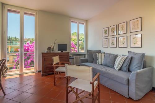 sala de estar con sofá y mesa en La Bouganville, en Santa Margherita Ligure