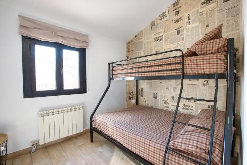 a bedroom with two bunk beds and a window at Cuencaloft El Patio de Enrique in Cuenca