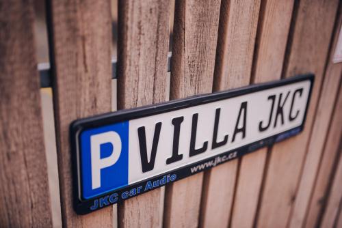 un letrero de la calle en un lateral de una pared de madera en Villa JKC, en Brno