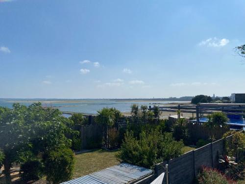 een balkon met uitzicht op de oceaan bij Le trait d'Union le Croisic in Le Croisic