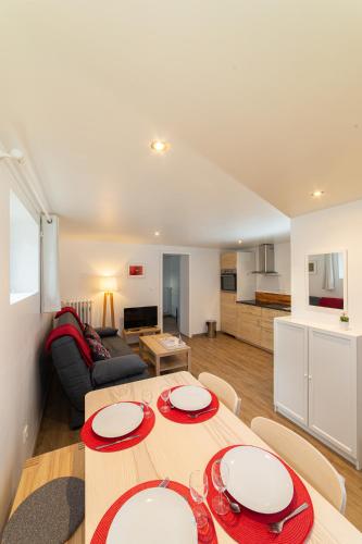 une salle à manger et un salon avec une table et des chaises dans l'établissement Les coquelicots, calme, jardin, à Colmar