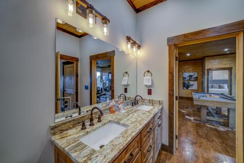ein Badezimmer mit zwei Waschbecken und einem großen Spiegel in der Unterkunft Lookout Lodge in Blue Ridge