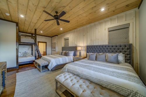 ein Schlafzimmer mit zwei Betten und einem Deckenventilator in der Unterkunft Lookout Lodge in Blue Ridge