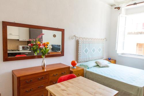 1 dormitorio con 2 camas, mesa y espejo en S Efisio in Cagliari Centre Q4825, en Cagliari