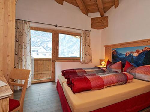 1 dormitorio con cama y ventana grande en Appartement Alpenzauber, en Längenfeld