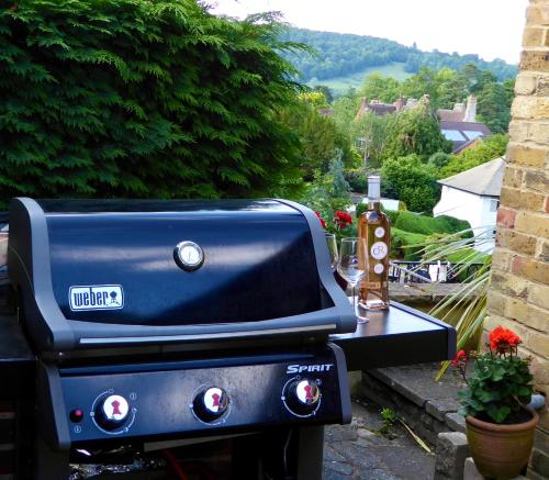 un grill bleu assis au-dessus d'une table dans l'établissement Ranmore Rise Retreat in the Surrey Hills, à Dorking