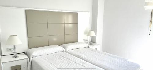 Ліжко або ліжка в номері BEACHFRONT APARTMENT In LA CALA DE MIJAS