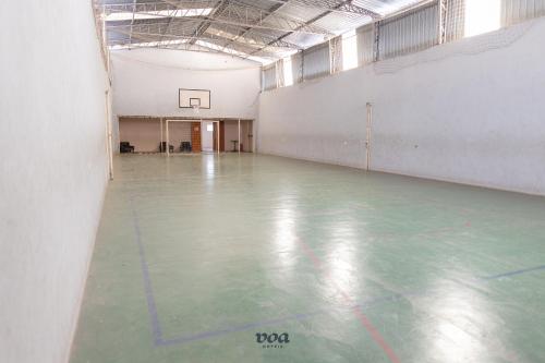 an empty gymnasium with a basketball court in a building at VOA Plazza Hotel in Águas de Lindóia