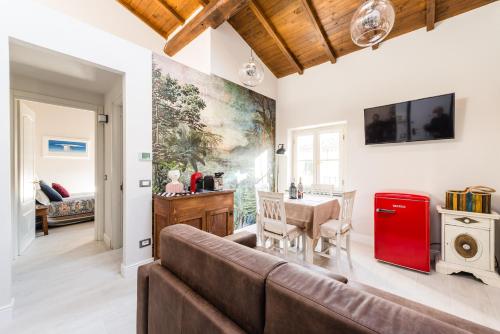 a living room with a couch and a table at Gli specchi in Lucca