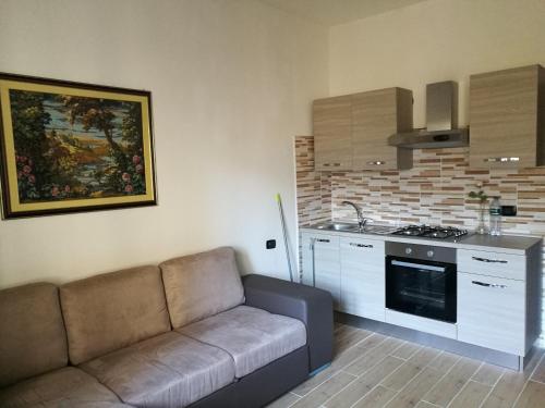 sala de estar con sofá y cocina en Lago di Como lake como con piscina, en Valbrona