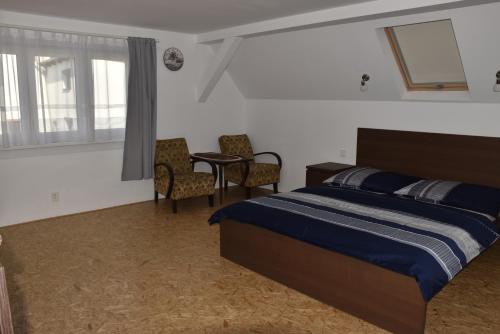 - une chambre avec un lit, une table et des chaises dans l'établissement Chalupa Abecha, à Dolní Poustevna