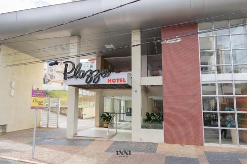 阿瓜斯迪林多亞的住宿－VOA Plazza Hotel，前面有标志的酒店