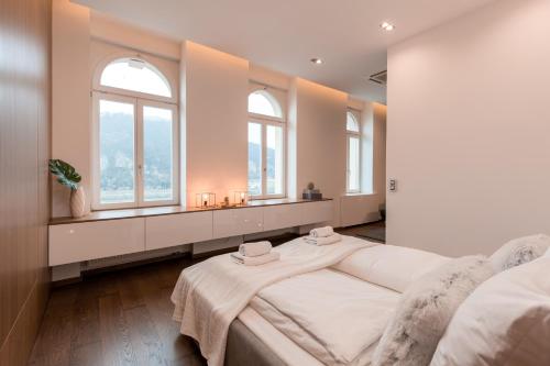 een slaapkamer met een groot bed en 2 ramen bij Panorama Luxury Dream Home in The Center in Boedapest