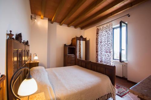 een slaapkamer met een bed en een raam bij Case Crovina in Salsomaggiore Terme