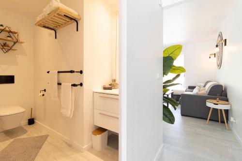 W pokoju znajduje się łazienka z umywalką i toaletą. w obiekcie Kaffa50 - Plage& 3Piscines - Anse Marcel w mieście Anse Marcel 