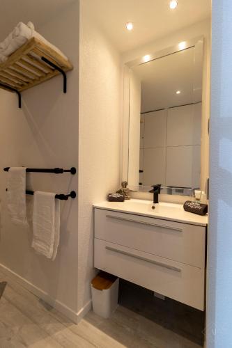 a bathroom with a sink and a mirror at Kaffa50 - Plage & 3Piscines - Anse Marcel in Anse Marcel 
