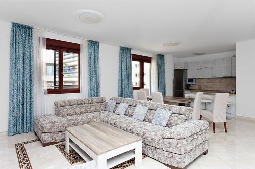 sala de estar con sofá y mesa en Three bedroom spacious apartment Anatolia, en Budva