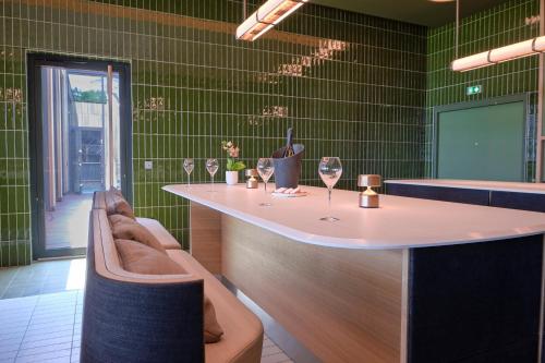 Et badeværelse på LOISIUM Wine & Spa Hotel Champagne