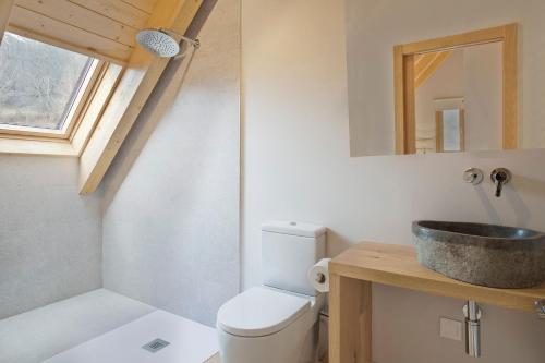 a bathroom with a toilet and a sink at Luderna - Duplex Corilha in Gessa