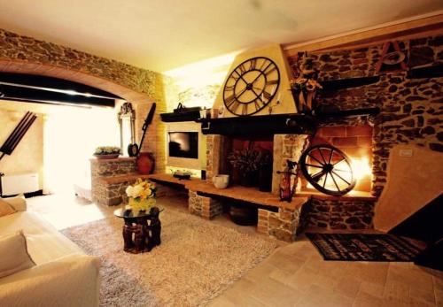 a living room with a large clock on the wall at IL PICCOLO PARADISO in Seravezza